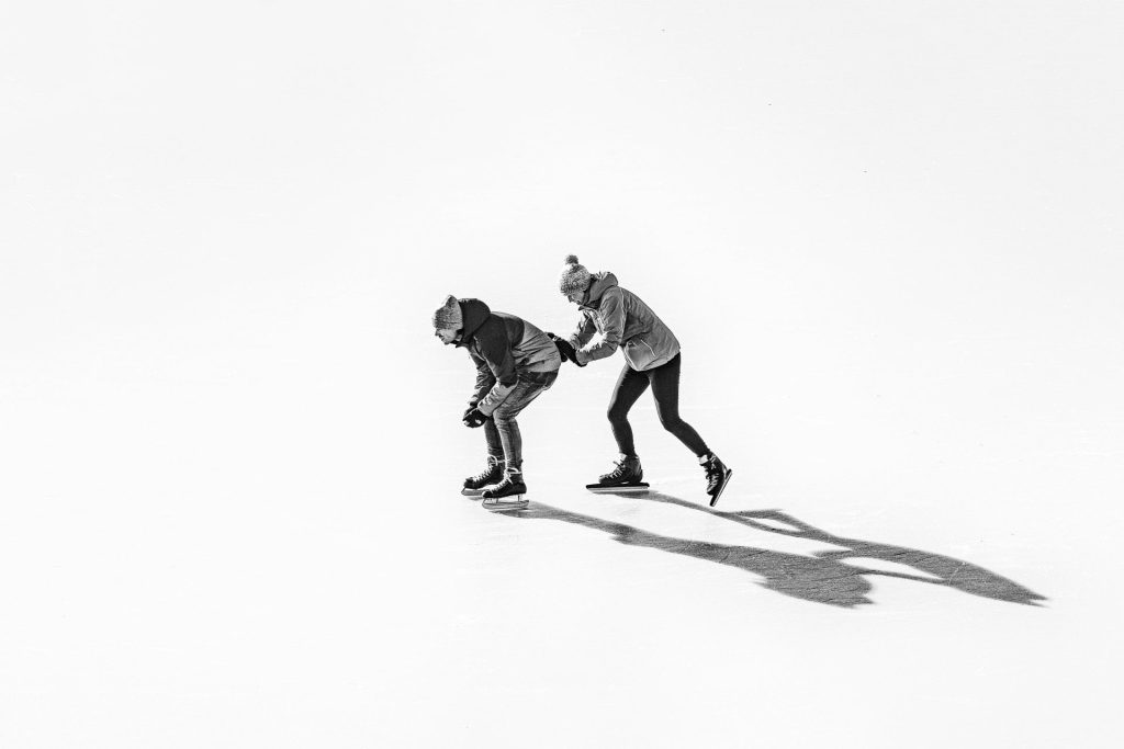 Skaterpark mit mehreren Skatern